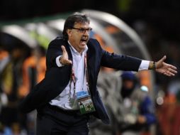 El seleccionador de Paraguay, Gerardo 'Tata'  Martino, celebra la victoria ante Japón.  /