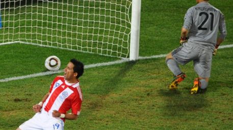 El delantero de Paraguay Lucas Barrios, celebra tras anotar el segundo penalti. AFP  /