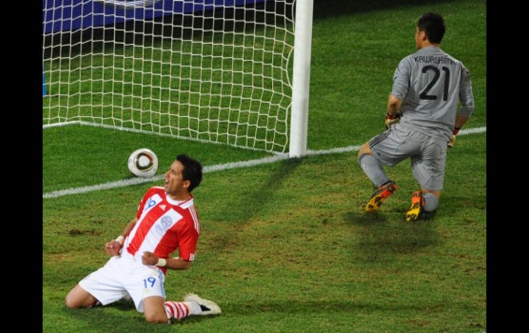 El delantero de Paraguay Lucas Barrios, celebra tras anotar el segundo penalti. AFP  /