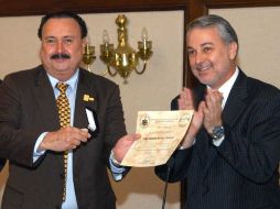 Enrique Michel Velasco (izquierda) recibió un reconocimiento por parte del gobernador Emilio González Márquez. ESPECIAL  /