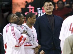 Yao Ming junto a sus compañeros durante el tiempo fuera del segundo cuarto contra los Atlanta Hawks. AP  /