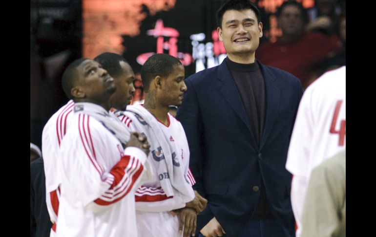 Yao Ming junto a sus compañeros durante el tiempo fuera del segundo cuarto contra los Atlanta Hawks. AP  /
