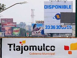 Sobre la Avenida López Mateos Sur existe gran cantidad de anuncios espectaculares. A. GARCÍA  /