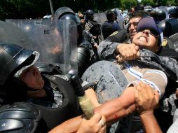 Un docente fue detenido por supuestas faltas administrativa durante la manifestación. A. GARCÍA  /