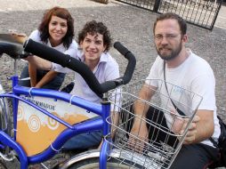 Los miembros de ''Al teatro en bici'' comenzarán a hacer recorridos itinerantes en bicicleta a partir de este domingo. A. HINOJOSA  /