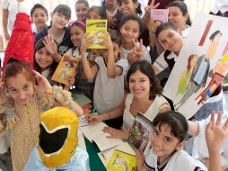 Vivian Mansour leyó a los alumnos de las Escuelas “Miguel Hidalgo”, “Idolina Gaona de Cosío”.  /