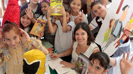 Vivian Mansour leyó a los alumnos de las Escuelas “Miguel Hidalgo”, “Idolina Gaona de Cosío”.  /
