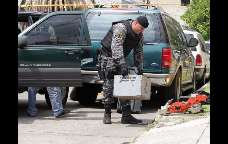 En el vehículo agresor se encontraron cartuchos, chalecos antibalas, una pistola y una granada de fragmentación. A. CAMACHO  /