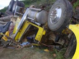 El camión de carga quedó destruido por el accidente carretero. ESPECIAL  /