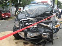 La patrulla que llevaba las sirenas y torretas encendidas, pero se pasó la luz roja del semáforo. O. RUVALCABA  /