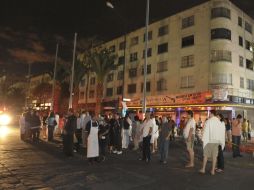 Los habitantes de algunos edificios salieron de sus viviendas como medida preventiva. EFE  /