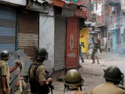 Un manifestante lanza una piedra contra la Policía india durante una protesta en Srinagar, capital de Cachemira. EFE  /
