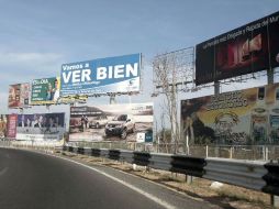 La carretera a Chapala es una de las zonas más afectadas por la instalación de anuncios espectaculares. ARCHIVO  /