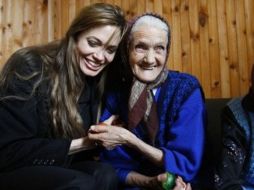 La protagonista de cintas como Tomb Rider se inclina por su tabajo humanitario. AP  /