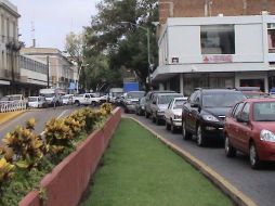 Avenida Hidalgo y calle Zaragoza. Personal de Vialidad desvía por las laterales a los conductores por el cierre del túnel. P. PIMIENTA  /