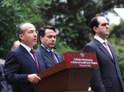 El presidente Felipe Calderón anunció la eliminación de trámites fiscales, acompañado por secretarios de Estado. EL UNIVERSAL  /