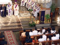 Imagen del interior de la Iglesia de Santa María de Castelldefels, con familiares de los fallecidos. EFE  /