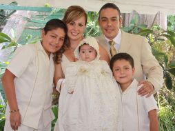 Alyssa con sus papás, Erika y Luis Alberto y sus hermanos, Diego y Luis Fer Oliva.  /