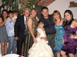 Laura Yumiko con su abuelo, Jorge Cortés y sus primos.  /