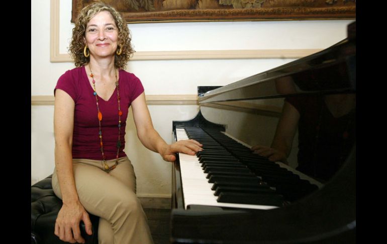 La pianista yucateca interpreta en su opera prima temas de compositores mexicanos, cubanos y brasileños.E. BARRERA  /