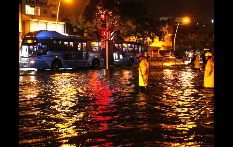 A los automovilistas se les pide atender las indicaciones de los agentes viales. E,. BARRERA  /