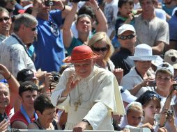 Benedicto XVI, saluda a los fieles al final de la tradicional audiencia de los miércoles, en la Plaza de San Pedro del Vaticano. AFP  /