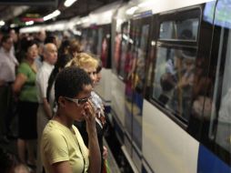 El Metro de Madrid comenzó a funcionar hoy, aunque a la mitad de servicio, después de dos días de inactividad. AP  /