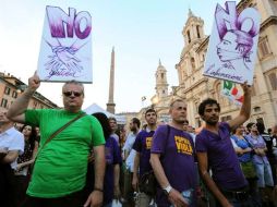 Los manifestantes llenaron la plaza de ejemplares de la Constitución italiana de 1948 y de pancartas. AFP  /