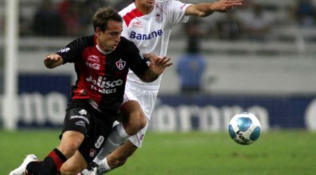 Gonzalo Vargas pelea el balón en el juego contra Toluca perteneciente al Bicentenario 2010. MEXSPORT  /