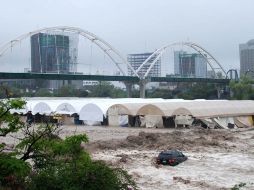 En Nuevo León, el río Santa Catarina se desbordó por el paso de 'Alex'. EL UNIVERSAL.  /