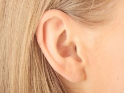 La mejor manera de quitar la suciedad y cerilla, es dejar actuar el sistema natural. ESPECIAL  /
