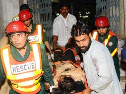 Voluntarios trasladan a un herido luego de las explosiones en la mezquita del santo sufí persa Syed Ali Hajwairi, en Lahore. AFP  /