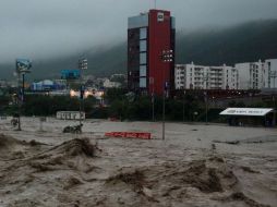 El río Santa Catarina en Monterrey se desbordó por las copiosas lluvias del fenómeno. AFP  /
