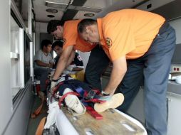 Los accidentados fueron atendidos por paramédicos de la Cruz Verde. ARCHIVO  /