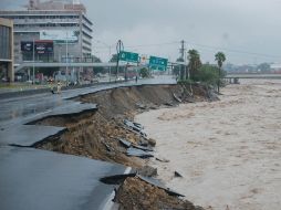 'Alex' causó destrozos en esta avenida de Monterrey. EFE  /