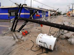 El meteoro ocasionó la caída de postes y cables en el norte del país. NTX  /