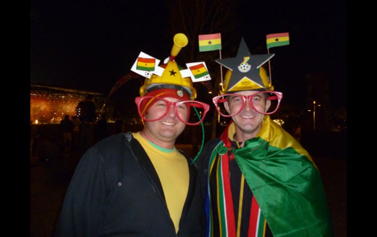 Aficionados apoyan a la Selección de Ghana. E. LÓPEZ MOTA  /