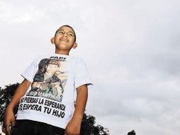 Johan Stiven Martínez, pide la libertad de su padre, el sargento del Ejército Jose Libio Martínez. ESPECIAL  /