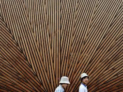 Visitantes pasan junto a un pabellón en la Exposición Universal de Shanghai. AFP  /