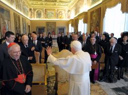 El Papa Benedicto XVI saluda en la sala del Consistorio del Vaticano. EFE  /