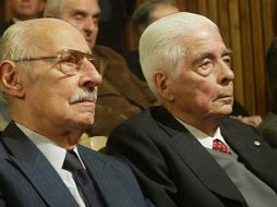 El ex dictador Jorge Rafael Videla (izquierda) inicia su juicio oral y público en su contra. EFE  /