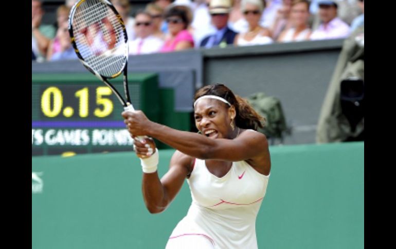 La estadounidense en combate en la final del torneo Wimbledon. EFE  /