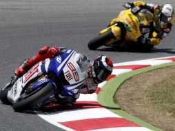 El español Jorge Lorenzo va por delante de Héctor Barbará. EFE  /