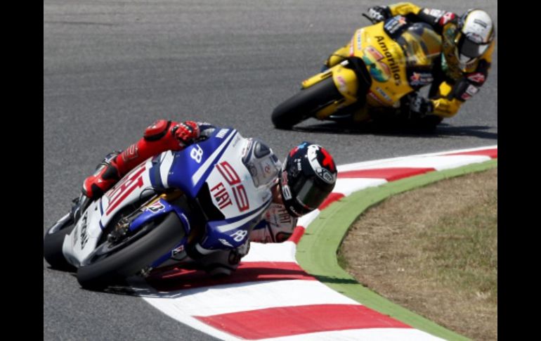 El español Jorge Lorenzo va por delante de Héctor Barbará. EFE  /