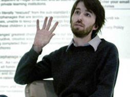 Actualmente está casado con una cantante de country y se alejó de la vida pública. alt1040.com  /