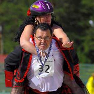 Finlandeses ganan campeonato mundial de ''cargar con la esposa''