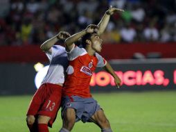 Omar Bravo (der.) de Chivas, durante un partido amistos del mes de junio. MEXSPORT  /