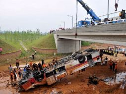 El camión pertenece a una agencia de turismo. EFE  /