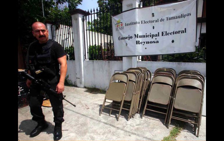 • Un policía resguarda la entrada del Consejo Electoral en Reynosa, Tamaulipas. EL UNIVERSAL  /