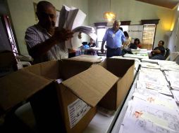 Funcionarios del Consejo Electoral de Tamaulipas preparan los votos que se usarán en los comicios de hoy. EL UNIVERSAL  /